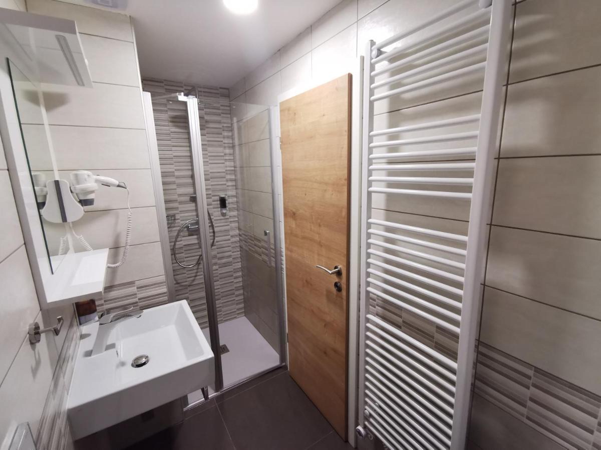 Hotel Gostilna S Prenocisci Pav Rakek Exterior foto