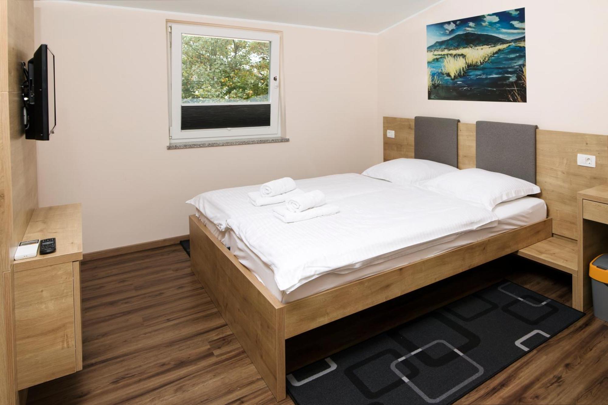 Hotel Gostilna S Prenocisci Pav Rakek Exterior foto