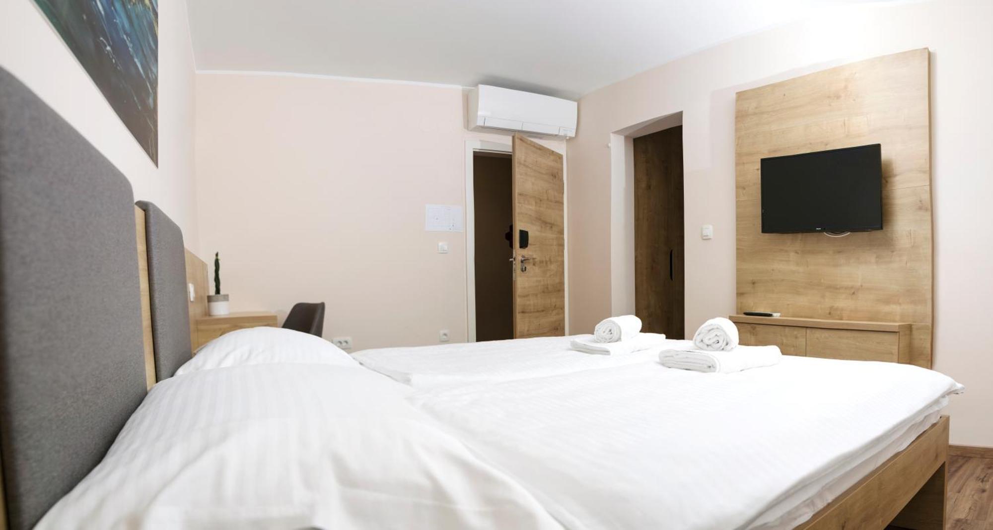 Hotel Gostilna S Prenocisci Pav Rakek Exterior foto