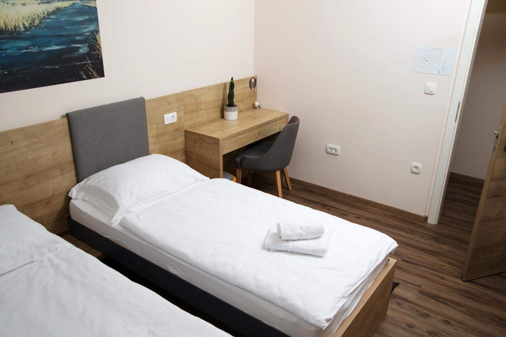 Hotel Gostilna S Prenocisci Pav Rakek Exterior foto