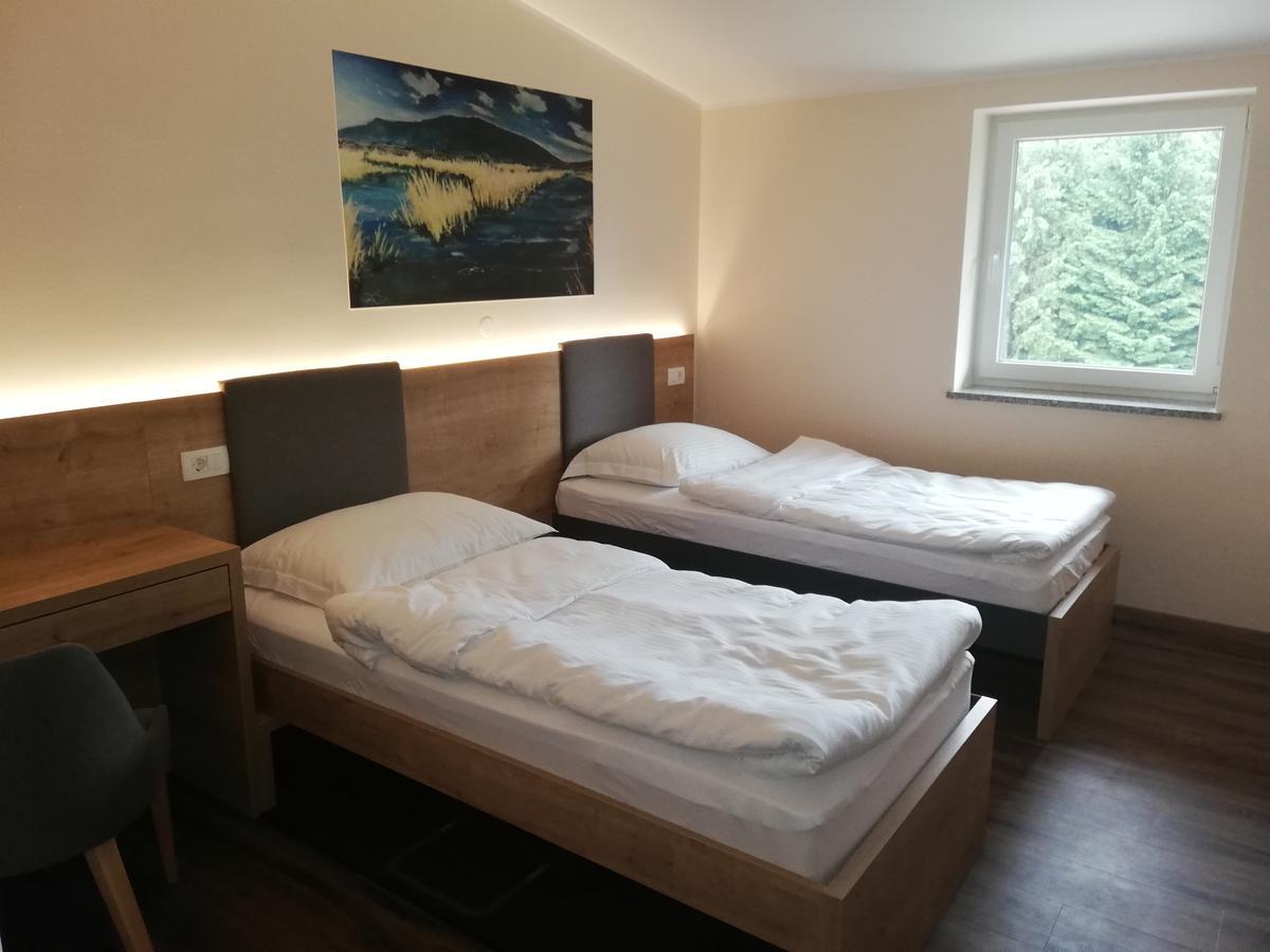 Hotel Gostilna S Prenocisci Pav Rakek Exterior foto